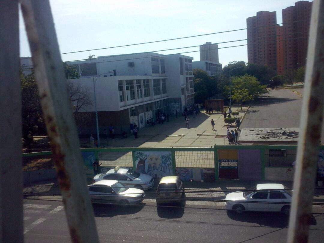 JuanPGuanipa's tweet photo. Liceo Udón Pérez. Maracaibo ¿Dónde están? El pueblo sabe quién desangra a esta Nación y por eso NO apoya la #ConstituyenteFraudeEvidente https://t.co/nashukYK8C