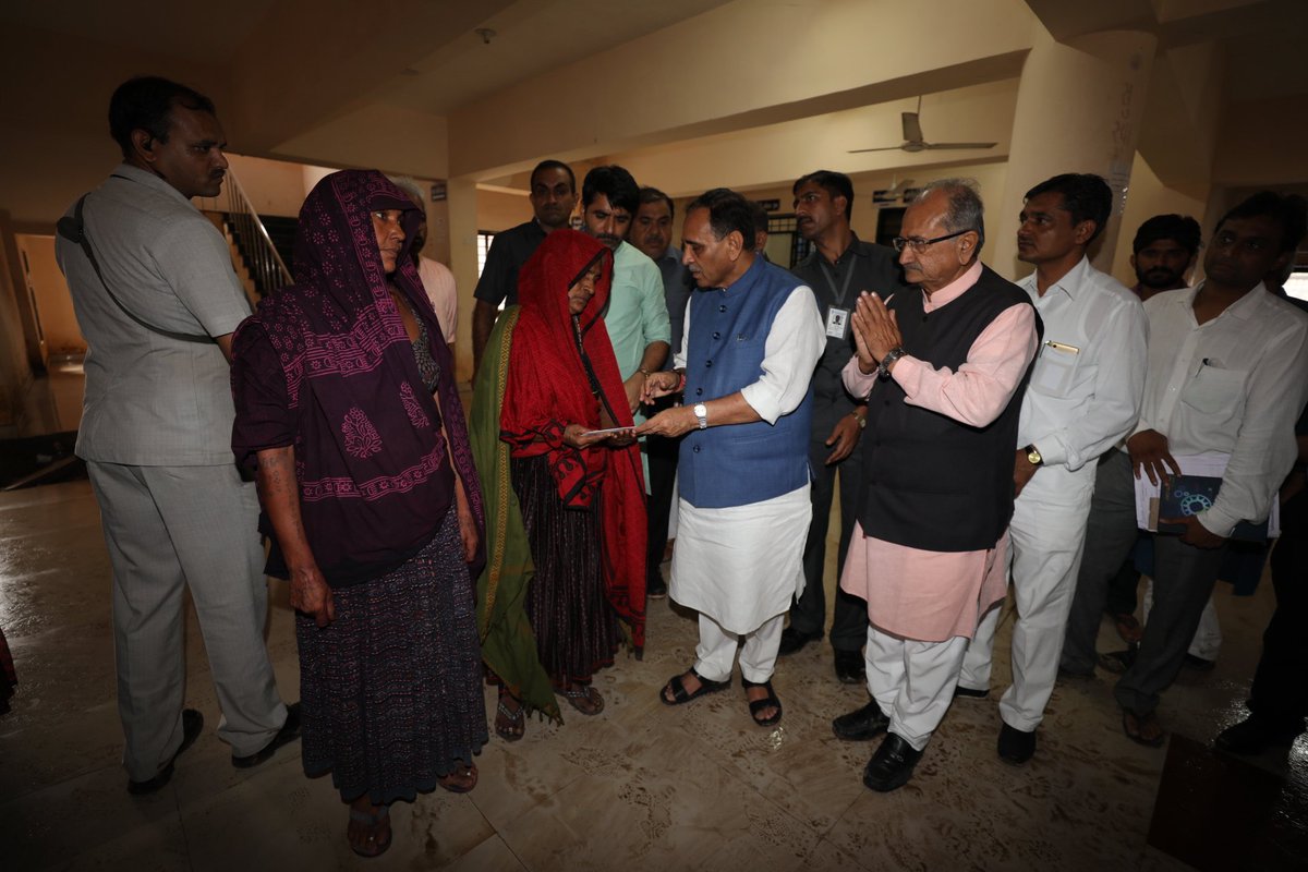 ChaudhryShankar's tweet photo. With CM @vijayrupanibjp at Dhanera APMC, interacting with the farmers and traders, ensuring all needed help from Govt. https://t.co/f8bd7viNkg