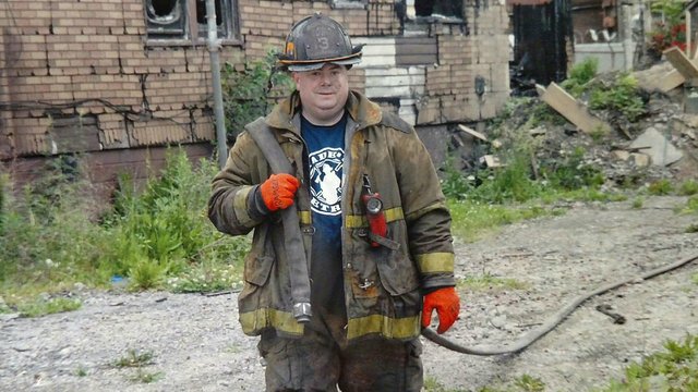 Remembering #Firefighter Kevin Ramsey. He died yesterday after fighting back-to-back fires in Detroit.
statter911.com/2017/07/30/kev…