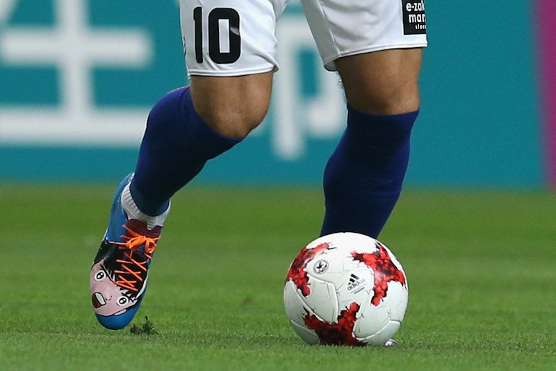di J.League sana, Lukas Podolski terpantau maen bola pake sepatu ciamixz