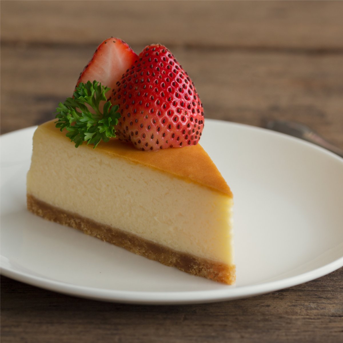laguardiaplaza's tweet photo. When in NYC - indulge! #NationalCheeseCakeDay #LaGuardiaPlazaHotel #ElementsLounge #ComfortablePlaceToLand https://t.co/XUdJveP4fz