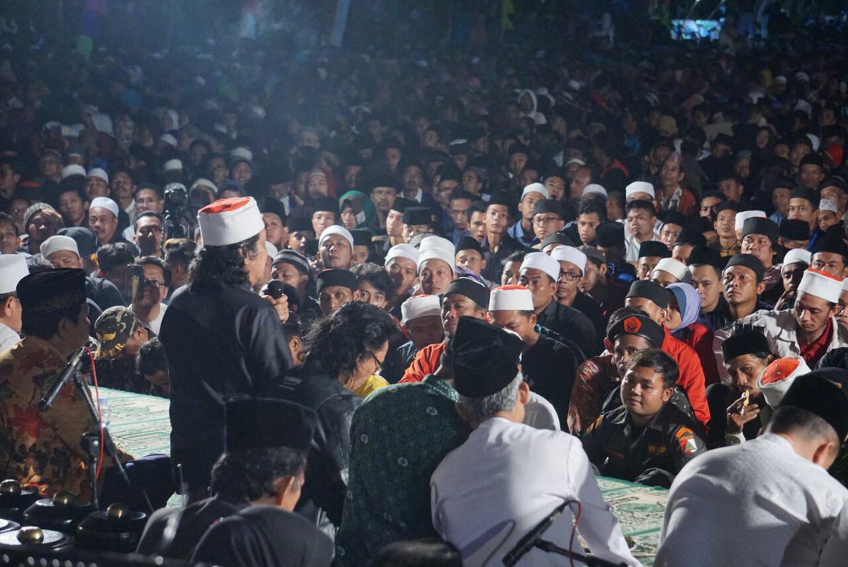 kiaikanjeng's tweet photo. Masyarakat tampak memenuhi lapangan desa Jendi Wonogiri mengikuti Ngaji bareng Cak Nun dan KiaiKanjeng. (30/7) #MaiyahWonogiri https://t.co/WGvoEZcmsX