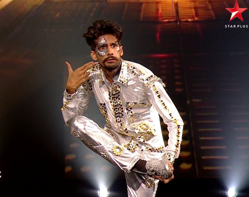 StarPlus's tweet image. This robot has feelings! What did you think of Amardeep’s act? #DancePlus3 #EkLevelUp #RoboticDance