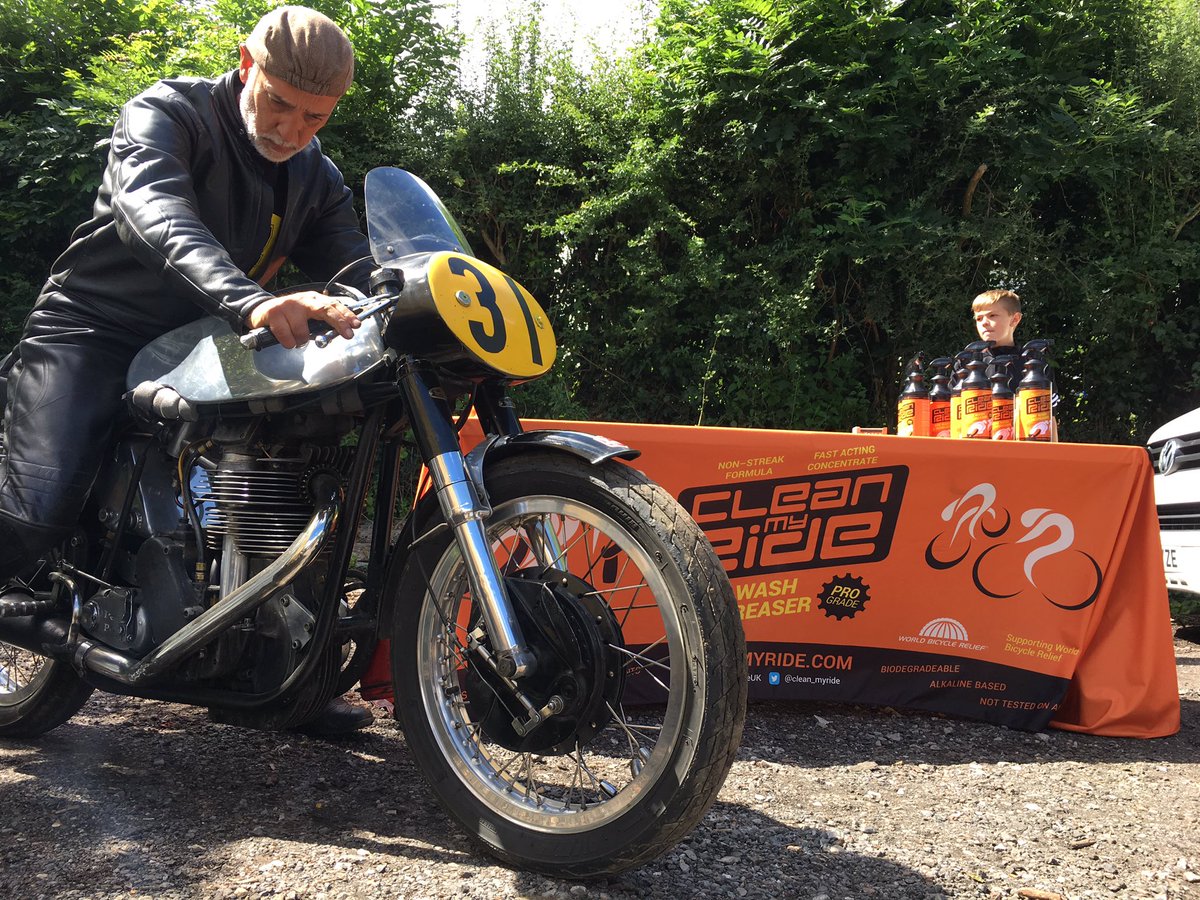 clean_myride's tweet photo. 1948 #Norton #Manx 350CC at @TheHuntsman_pub and @HuntsmanMCC Bike event. Love the smell of #2stroke #bikewash #degreaser #clean_myride https://t.co/aBpaFuSQ1Y