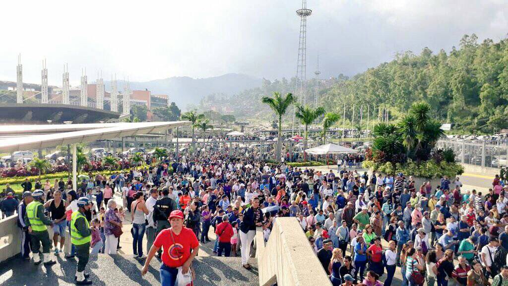 teleSURtv's tweet photo. #VenezuelaVotaHoy pese al intervencionismo extranjero y violencia opositora https://t.co/rnItuzi9go https://t.co/4yInX9UMlf