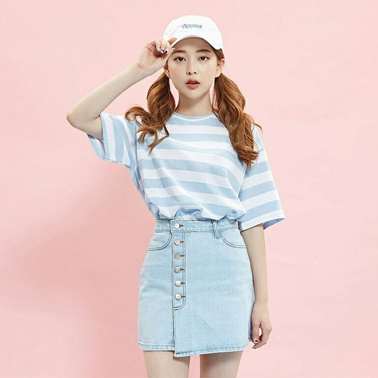 chuchuchustore's tweet photo. เสื้อยืดแขนสั้น ทรง OVERSIZE ใส่หลวมๆ สบายๆ พิมพ์ลายทางสลับสีฟ้าขาว 250฿ https://t.co/mEYHCIB1Vc