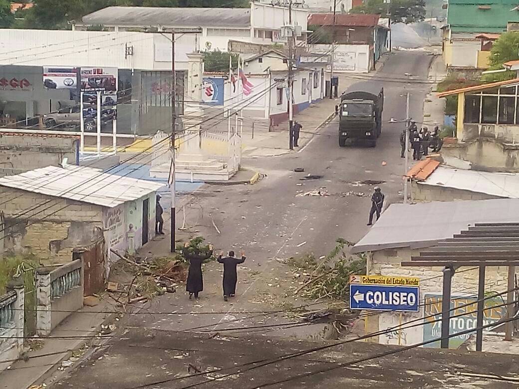 leoperiodista's tweet photo. Sacerdotes de #Tovar tratan de mediar para tratar de contener la represión. Hay heridos graves..#Mérida #30jul.. https://t.co/69FDhdFCfw