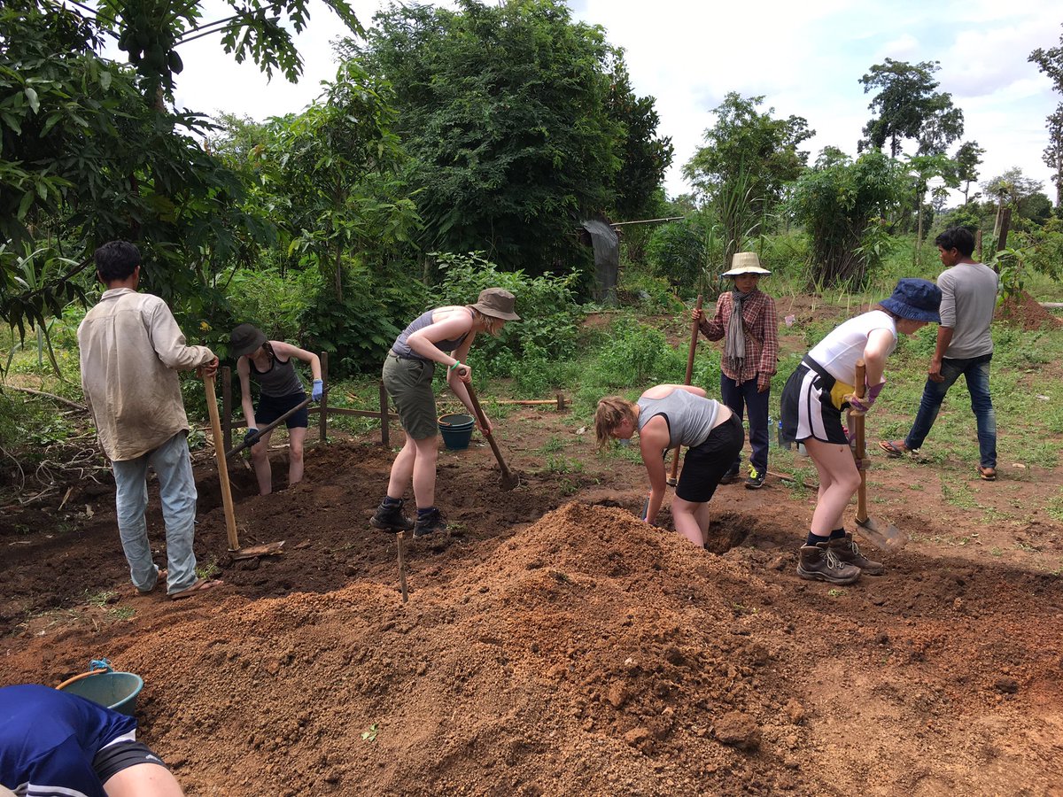 CampCambodia's tweet photo. #TeamMorn build the house in O Romchek village #CampCambodia @CampsInt https://t.co/y3gag74seM
