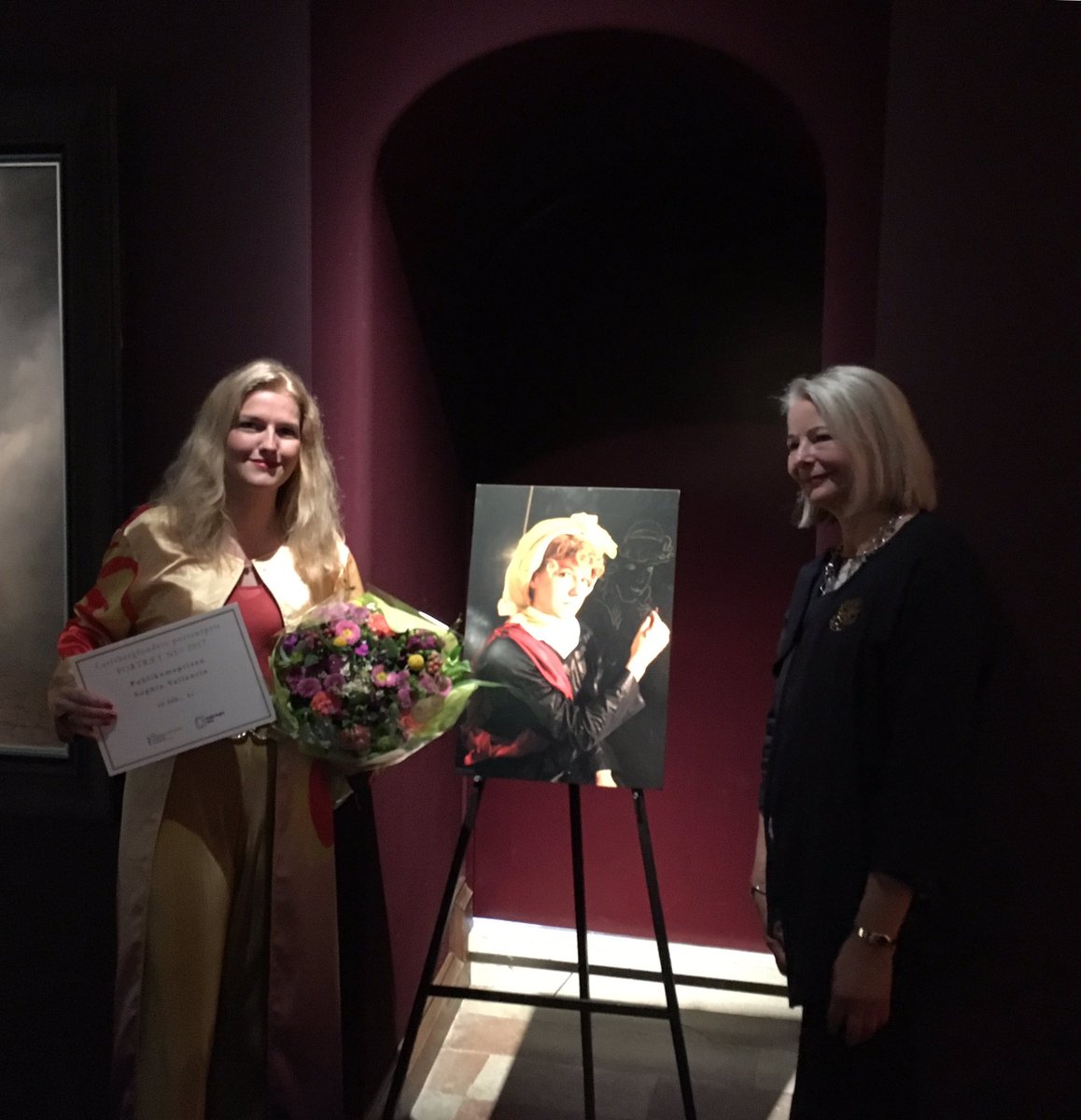 dnmfrederiksbrg's tweet photo. Idag blev Publikumsprisen 2017 overrakt til Sophie Vallentin. #portraitnow #portrætnu #dnm https://t.co/WuuzU31208