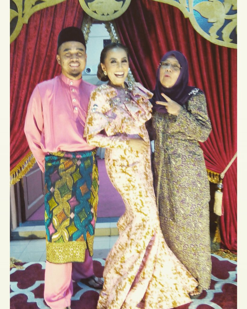 purplesnowwhite's tweet photo. With dear @HaizaHanafi 💗💗💗#rayasakan #rayasakanhaiza #rumahterbukahaiza #komplekssukandesatasik #22july2017 #haizatroopers #troopersforever https://t.co/rcRTy11KnY