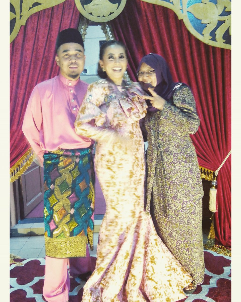 purplesnowwhite's tweet photo. With dear @HaizaHanafi 💗💗💗#rayasakan #rayasakanhaiza #rumahterbukahaiza #komplekssukandesatasik #22july2017 #haizatroopers #troopersforever https://t.co/rcRTy11KnY