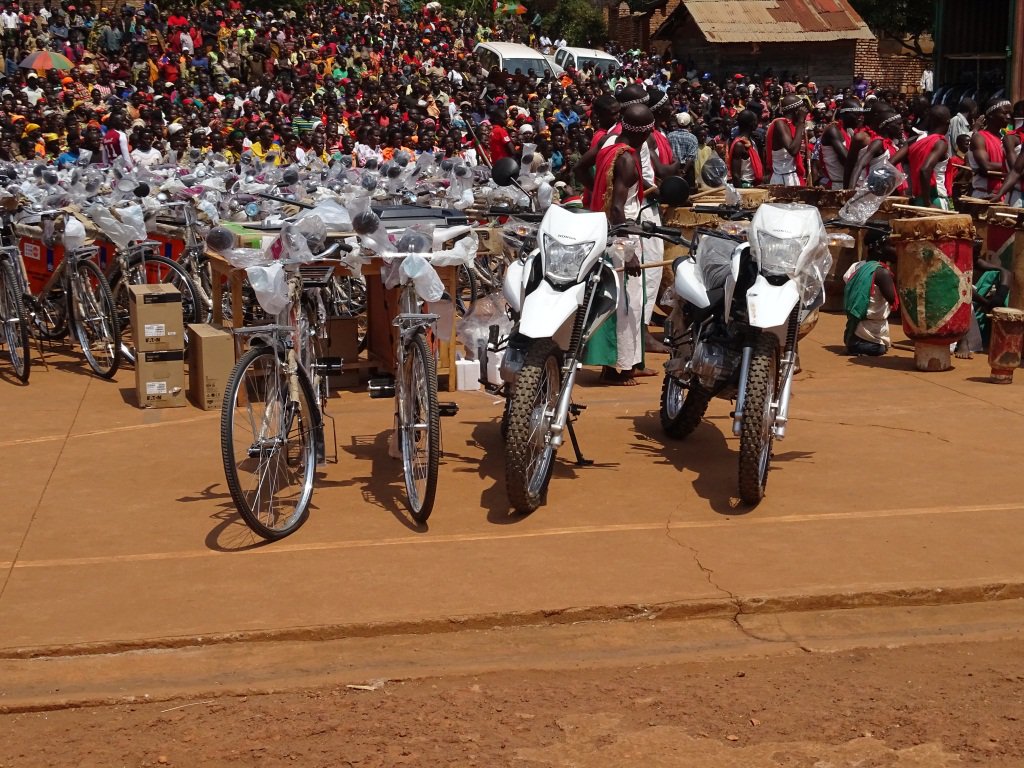 #Burundi La <a href="/unfpaburundi/">UNFPA in Burundi</a> et les autres sous le financement de #Pays_Bas ont offert velos, motos, TV, ordi au CDS et les médiateurs de santé