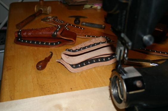 tippmannboss1's tweet photo. Great shot of the Tippmann BOSS and its finished products! https://t.co/pe27j0EAnl #Tippmann #BOSS #MadeInUSA #LeatherCraft #SewingMachine https://t.co/CJdut5RFl7