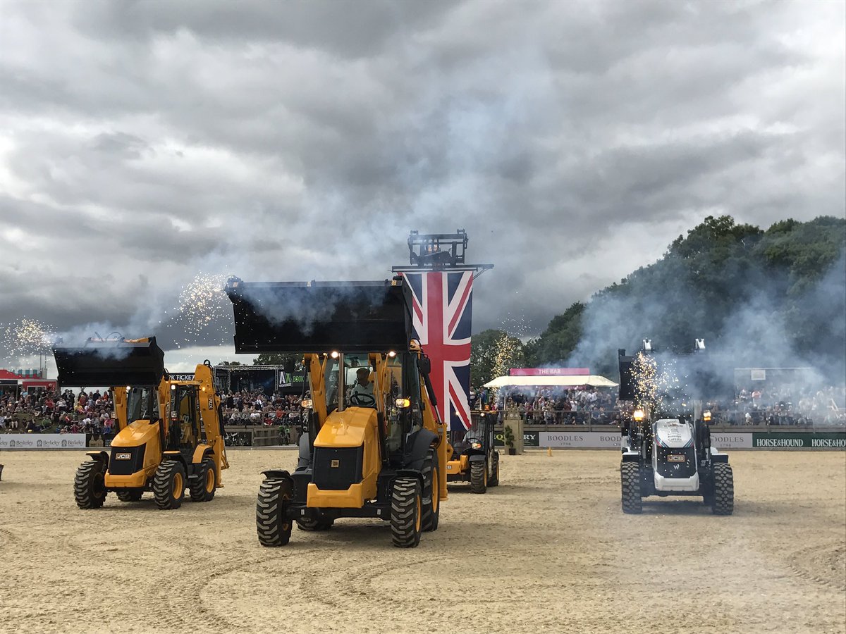 JCBmachines's tweet photo. The World famous JCB Dancing Diggers in action at @Carfestevent! 👍🏼 Featuring the @williamsf1 Edition 3CX Compact. https://t.co/COvq3yJqqe