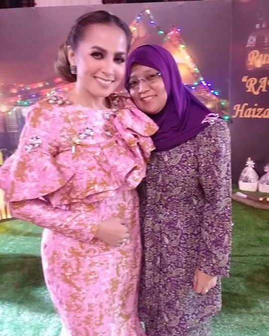 purplesnowwhite's tweet photo. With dear @HaizaHanafi 💗💗#rayasakan #rayasakanhaiza #rumahterbukahaiza  #komplekssukandesatasik #22july2017 #haizatroopers #troopersforever https://t.co/3UmilcW4m4