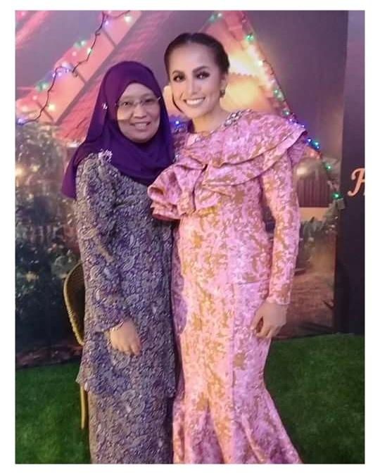 purplesnowwhite's tweet photo. With dear @HaizaHanafi 💗💗#rayasakan #rayasakanhaiza #rumahterbukahaiza  #komplekssukandesatasik #22july2017 #haizatroopers #troopersforever https://t.co/3UmilcW4m4
