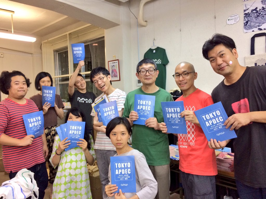TOKYO_APDEC's tweet photo. APDECの当日資料が完成しました!!実行委員のみんなで、出来たてホヤホヤの資料を手に、喜んでいます。
APDECまであと1日と迫り、準備も佳境です!APDECでお会いしましょう〜!
https://t.co/bVMjTozAvH
#APDEC #学び https://t.co/oRX3hpoVSB