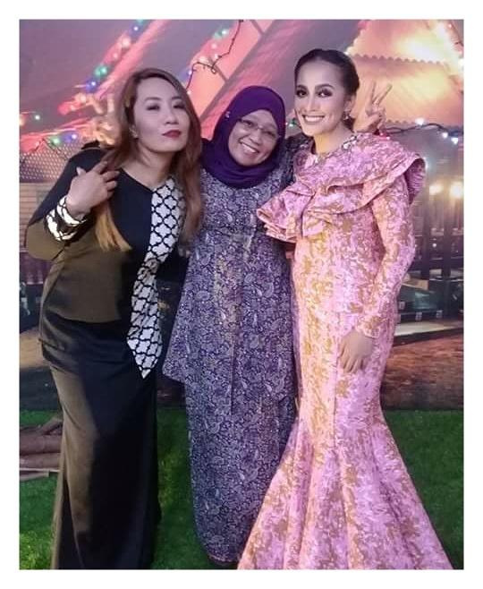 purplesnowwhite's tweet photo. With dear @HaizaHanafi &amp; amelina 💗💗💗#rayasakan #rayasakanhaiza #rumahterbukahaiza  #komplekssukandesatasik #22july2017 #haizatroopers https://t.co/xIKPDeAXB5