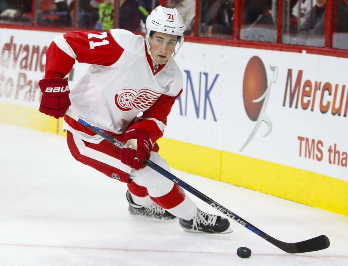 thehockeycrate's tweet photo. Happy Birthday, @Dylanlarkin39 #hockeycrate #redwings https://t.co/CtagNu9U5S