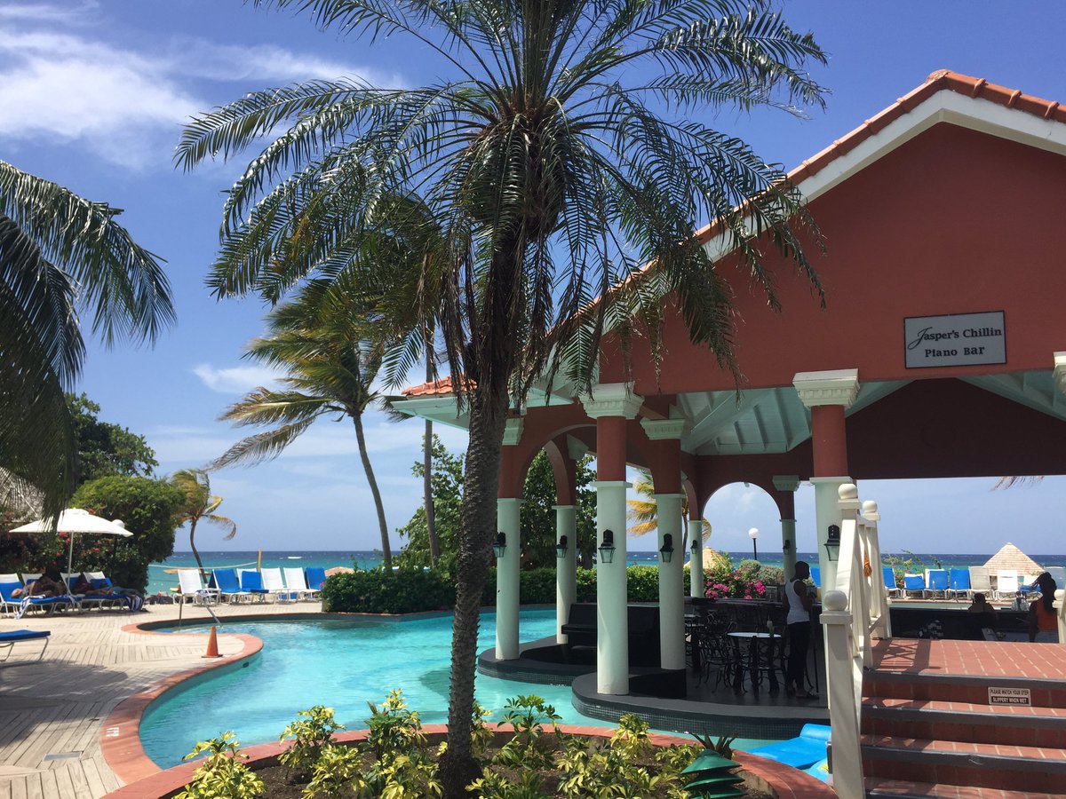 UCACaribbean's tweet photo. Weekends at UCA Jamaica π With us, your office can be anywhere! #UCASummer #876Water #ATL #Durex #Utopia #JewelResort #IndependenceVilliage https://t.co/POA3zvcGtd