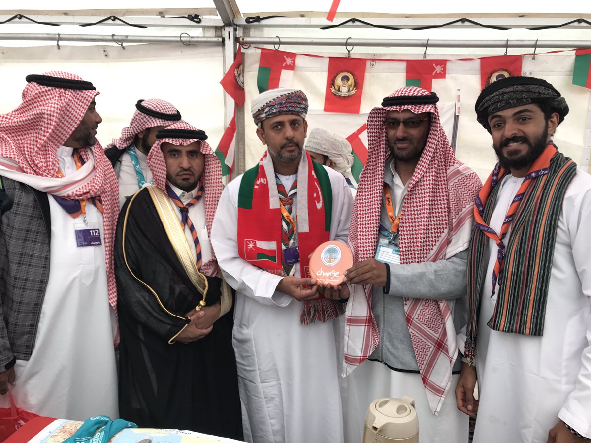 OmanCM17's tweet photo. تبادل الهدايا التذكارية بين وفد جوالة السعودية ووفد جوالة سلطنة عمان 
#moot2017
#moot
#iceland
@ScoutMoot2017 https://t.co/Znj0Q5hVj5