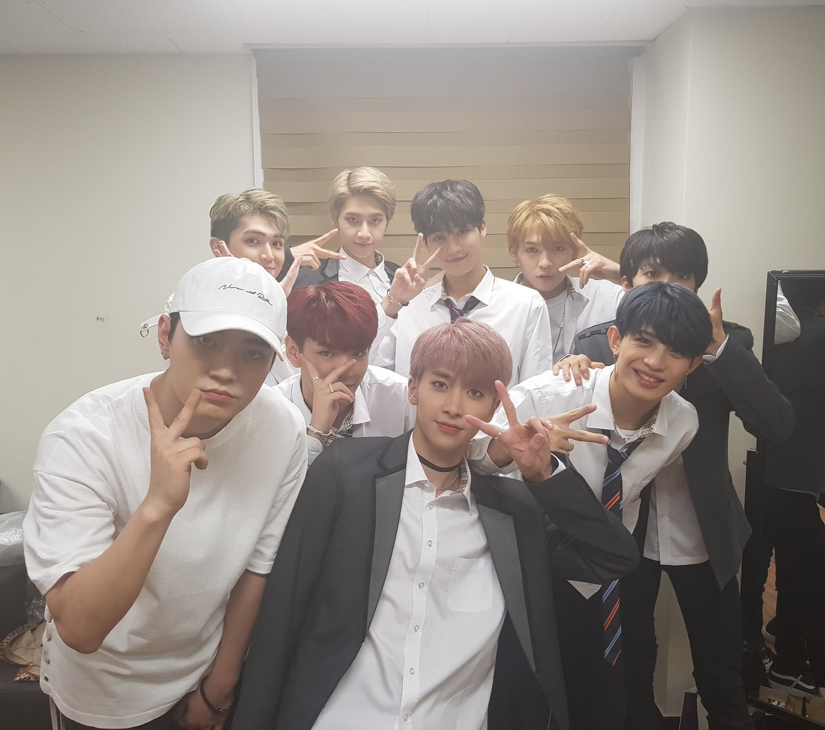 UP10TION's tweet photo. [#업텐션] 우리 예쁜 허니텐들 재밌게 즐겼나요? 허니텐이 얼마나 예뻐 보이던지~ 허니텐 최고! 우리랑 같이 이 추억 계속 가지고 있기!!! #우리_눈엔_허니텐이_제일_예뻐 https://t.co/hRq5HnIT0a