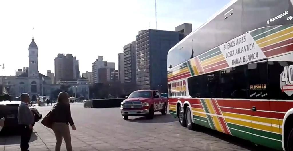 CN24NOTICIAS's tweet photo. #LAPLATA►"Baldosas rotas" Plaza Moreno se convirtió en la “terminal” de Baxtter con aval municipal, subieron micros y camionetas a la plaza. https://t.co/Lts96vTLIF