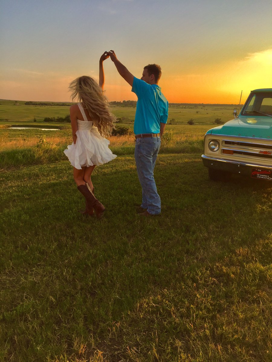 Alexis__Tiller's tweet photo. Ones my brother got from my phone 🌻🌾 #oncloudcline #Rafter5MRanch https://t.co/g4O018fiJX