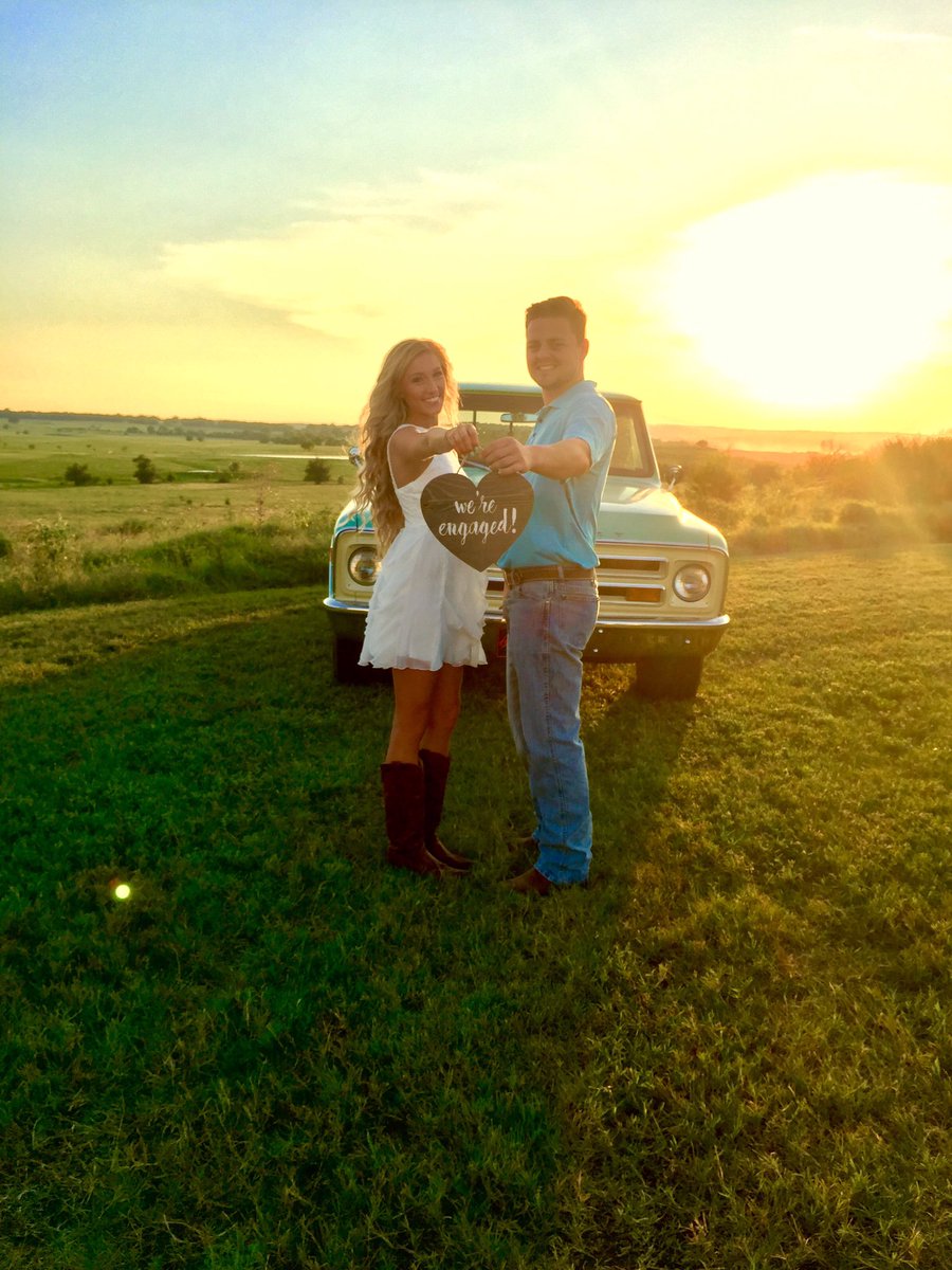Alexis__Tiller's tweet photo. Ones my brother got from my phone 🌻🌾 #oncloudcline #Rafter5MRanch https://t.co/g4O018fiJX