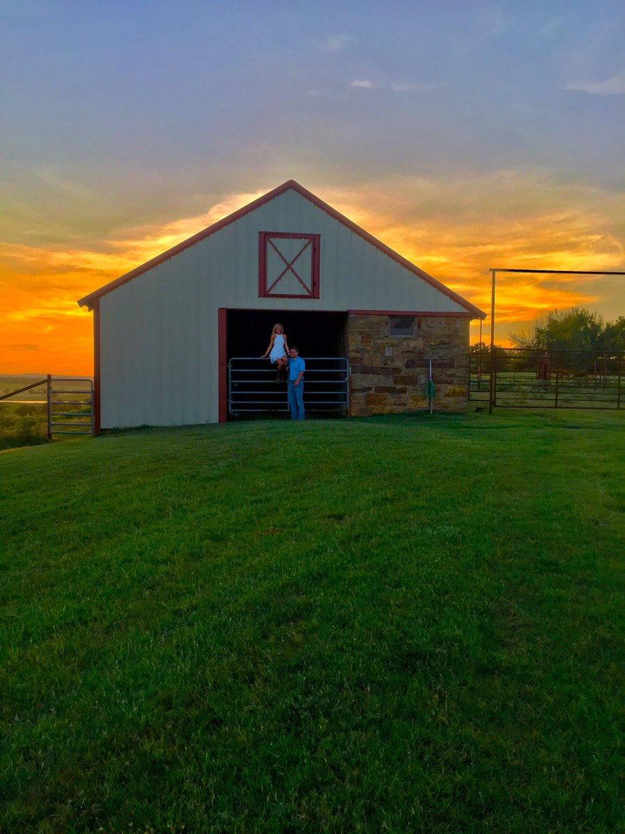 Alexis__Tiller's tweet photo. Ones my brother got from my phone 🌻🌾 #oncloudcline #Rafter5MRanch https://t.co/g4O018fiJX
