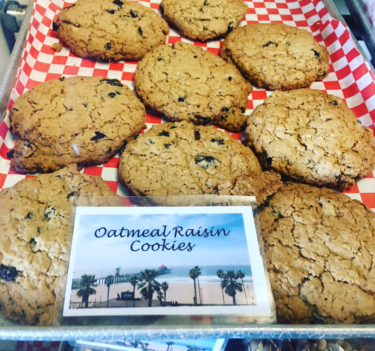 donut_derelicts's tweet photo. Oatmeal raisin cookie anyone? #donutderelicts #oatmealraisin #adamsavesonuts #hotrod #hotrods #musclecars #musclecar #classiccar #surfcity https://t.co/ilIYTDvBBD