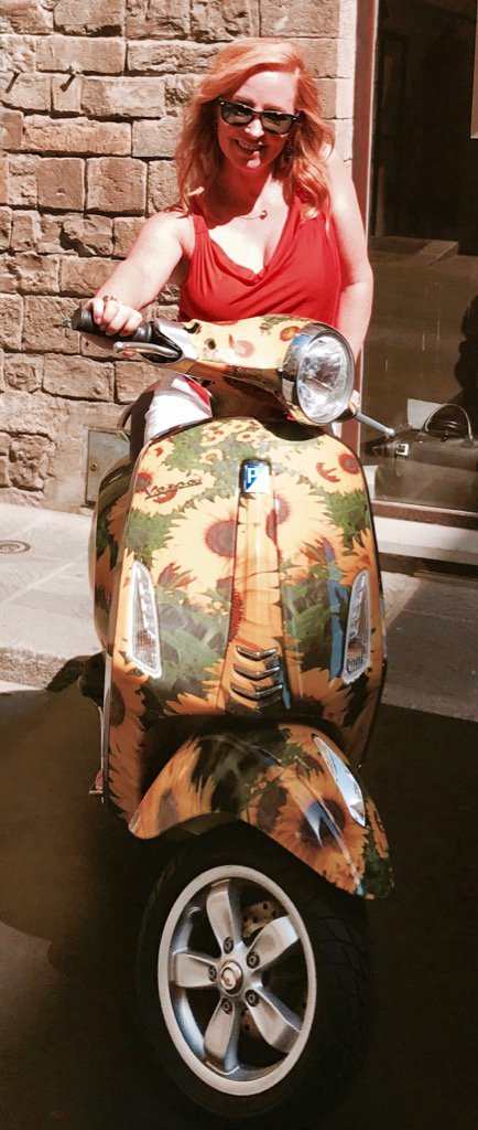 SPTLIGHTseattle's tweet photo. Iconic design, #MadeInItaly #vespa #iloveitaly https://t.co/jw5NdRNU6b
