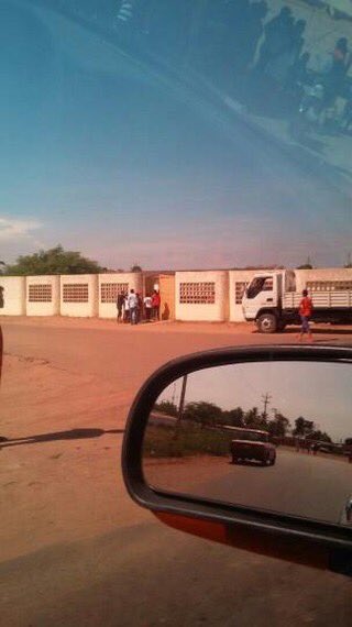 JuanPGuanipa's tweet photo. Los cinco principales #CentrosVacíos del municipio Mara. ¡La soledad del "Anulado"! Siempre ha sido un FRAUDE #ConstituyenteFraudeEvidente https://t.co/sxgBI8BpE9