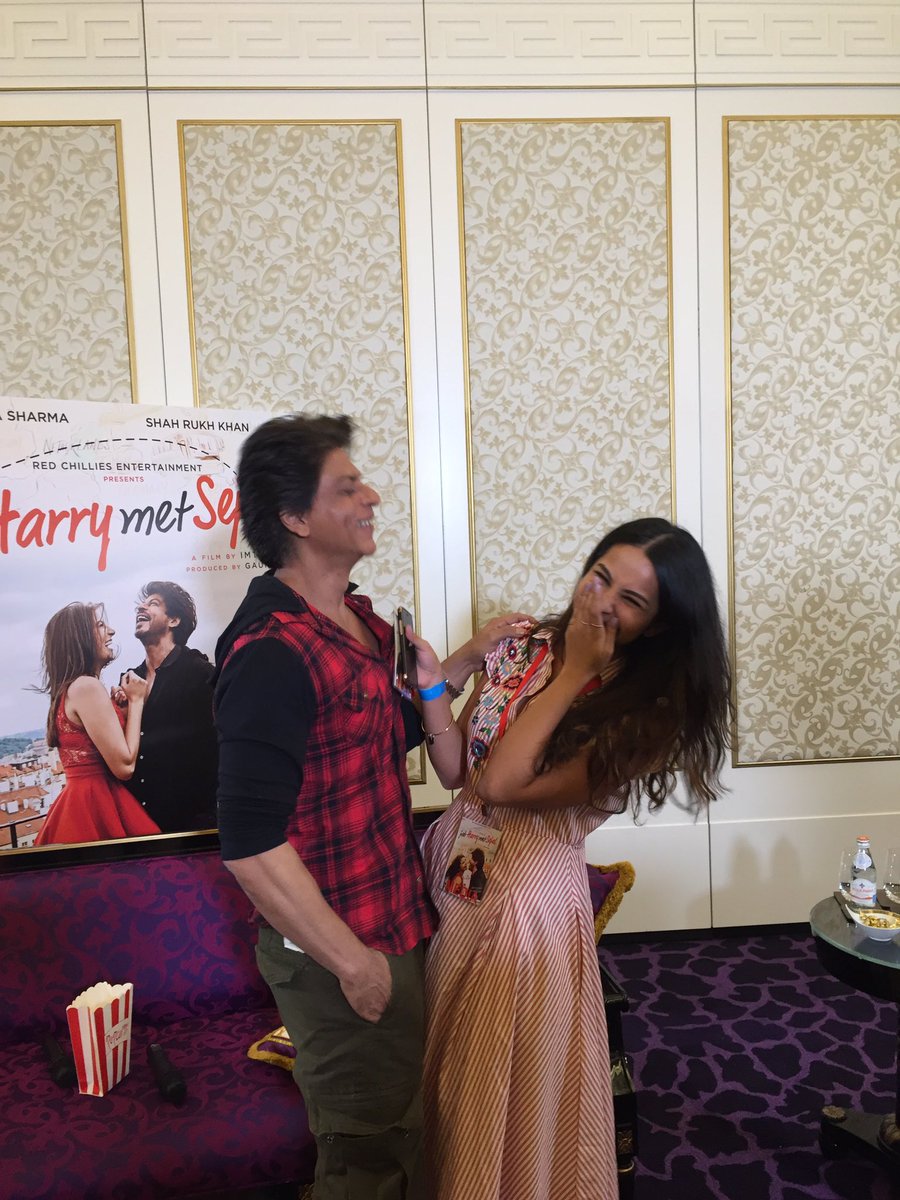 preeti030's tweet photo. Just having a 'candid' moment with @iamsrk #jabharrymetsejal #notstagedatall #happiestever https://t.co/SUy7VUJTdf