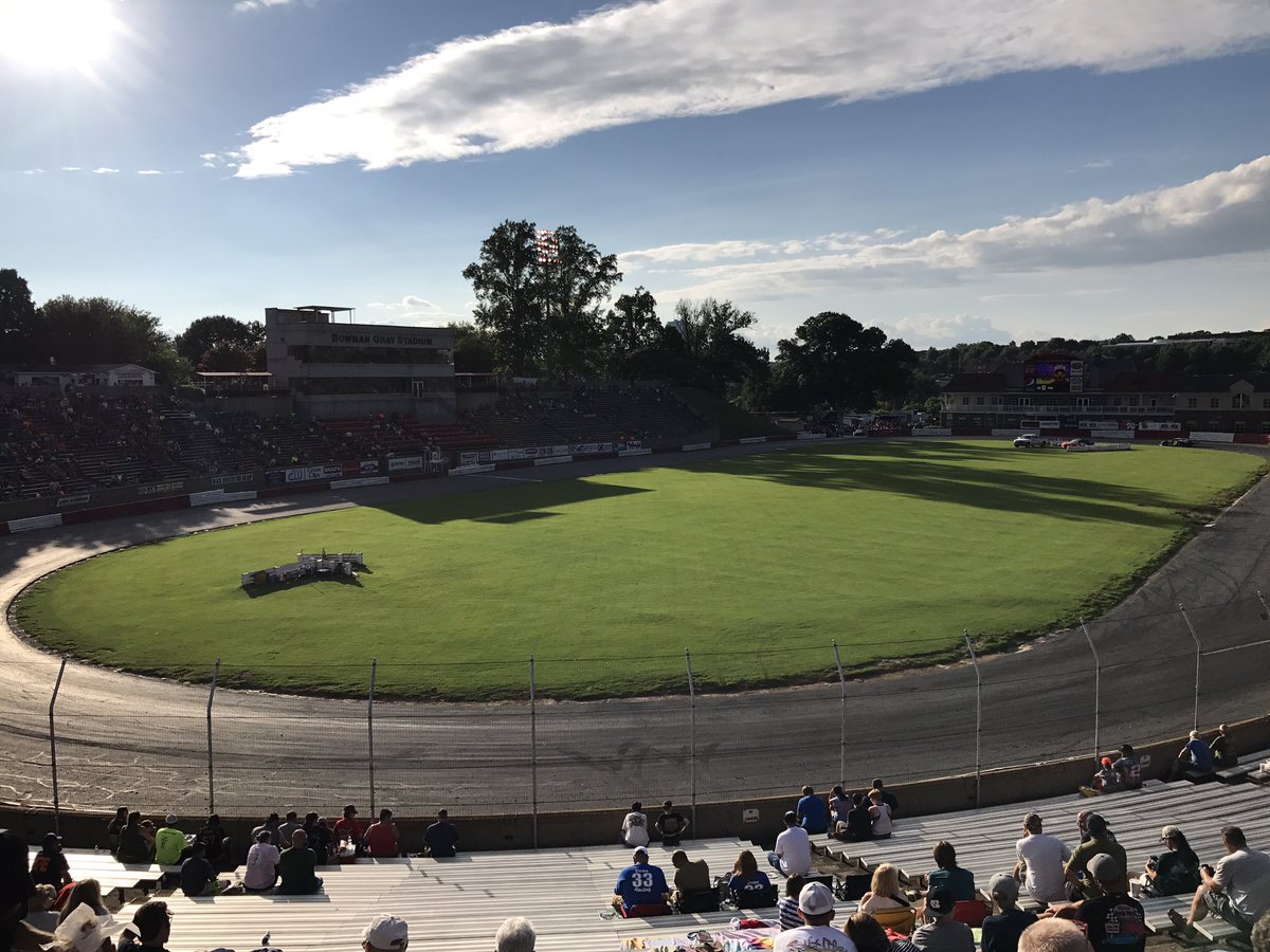 derrickcanfield's tweet photo. What an experience to go to the "Madhouse" @BGSRacing with the @speed51dotcom crew. https://t.co/eeX1EMe3lL