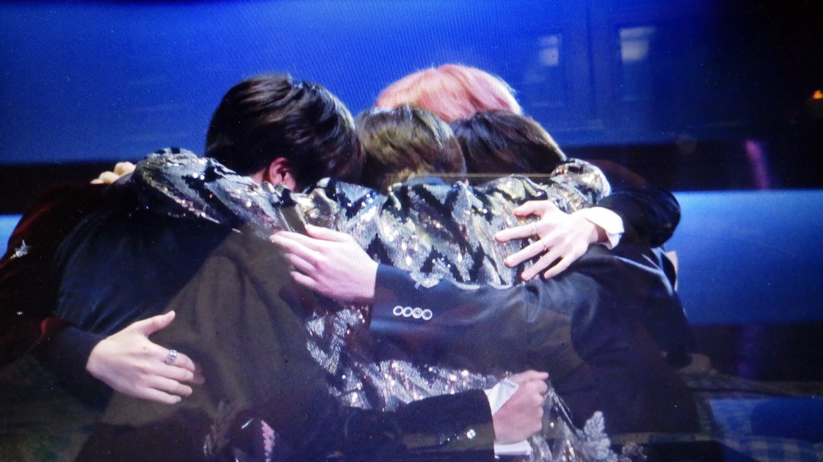 _218so_'s tweet photo. 가장 찡한 사진 난 아직두 화양연화인걸 https://t.co/xOZSKolFbs