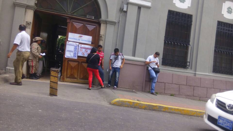 victoralvinove's tweet photo. Colegio La Salle tienda honda. 8 mil electores y NO HAY NADIE hoy #30Jul #ConstituyenteFraudeEvidente Parroquia Altagracia #caracas https://t.co/FuELXwkUyD