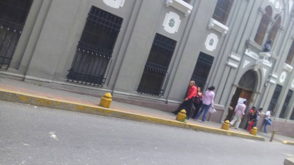 victoralvinove's tweet photo. Colegio La Salle tienda honda. 8 mil electores y NO HAY NADIE hoy #30Jul #ConstituyenteFraudeEvidente Parroquia Altagracia #caracas https://t.co/FuELXwkUyD