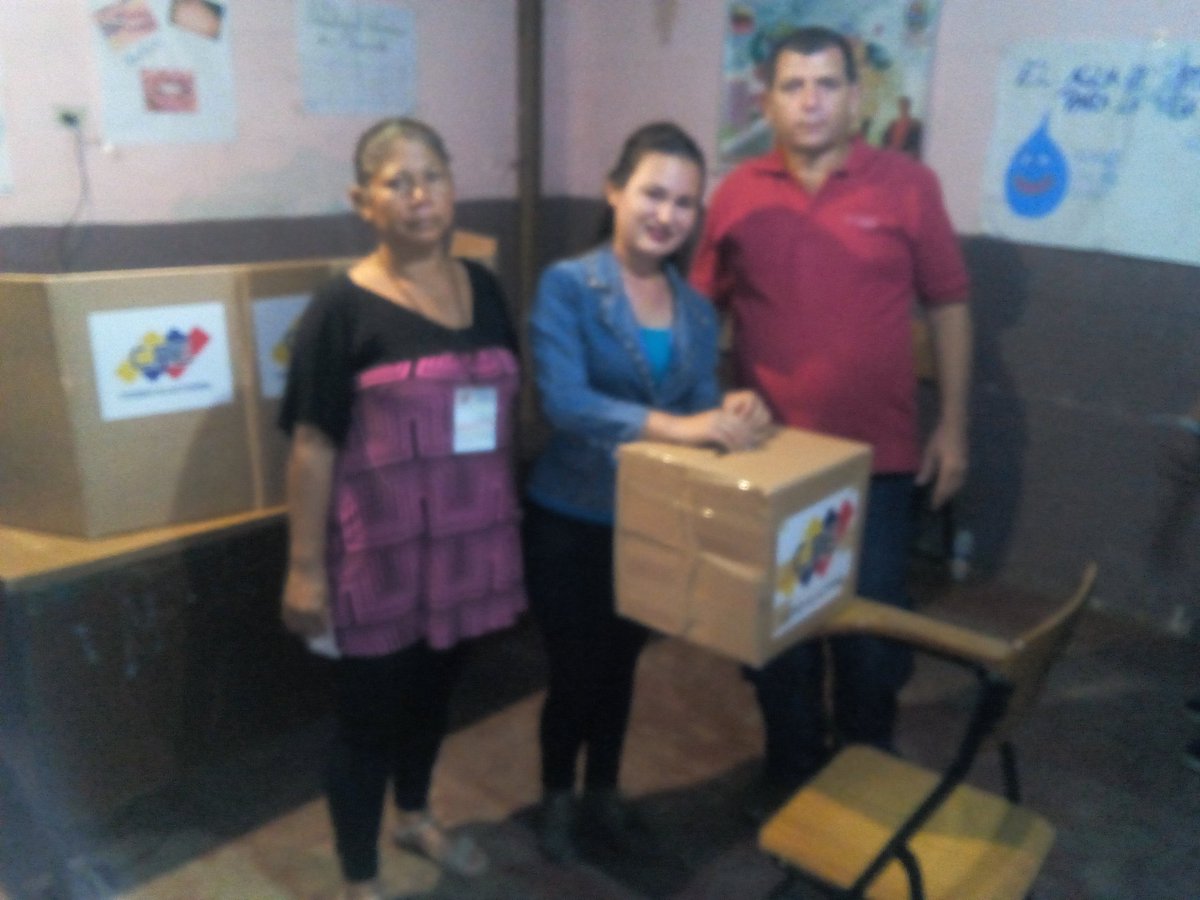 jobreramm's tweet photo. #VenezuelaVotaHoy juventud obrera del metro de maracaibo dice Si a la Paz  @NicolasMaduro @gerdul @elarcangeljhon @elyrsc @EdisonB25 https://t.co/l08HK3IGN4