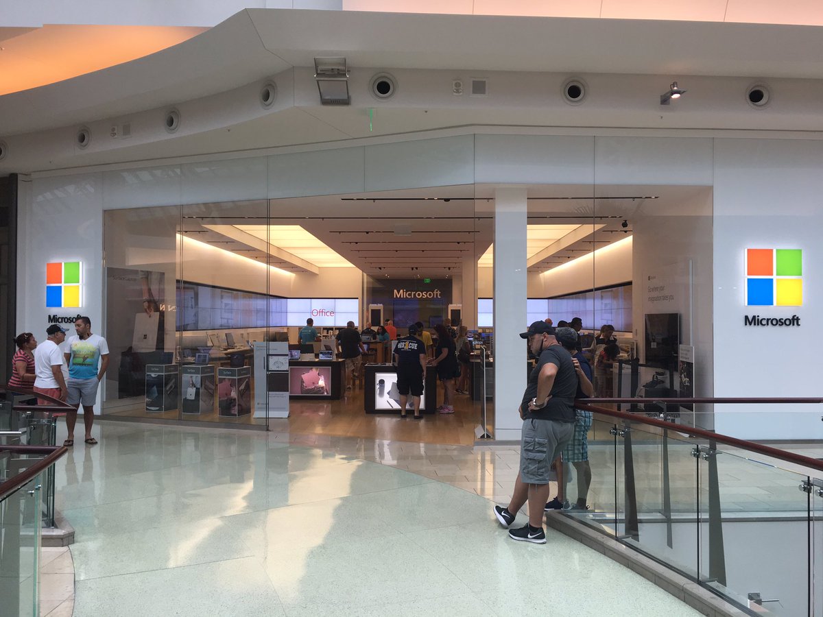 sergimarcen's tweet image. Botiga #Mictosoft amb #Apple style?