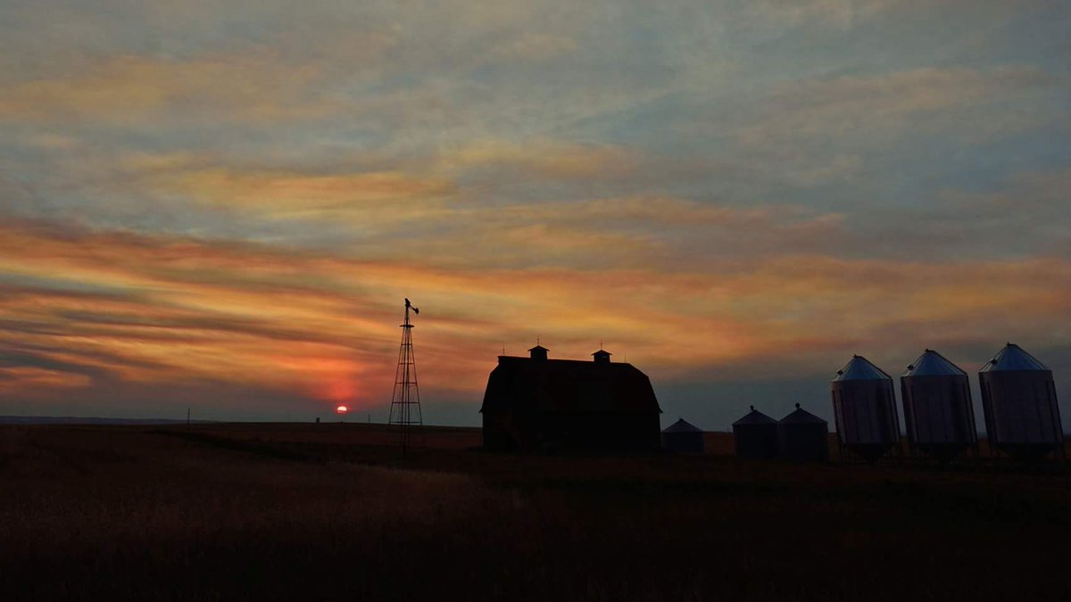 outofsocks's tweet photo. Smokin' hot sunset @CTVStanfield! https://t.co/ibIYNjNJlc