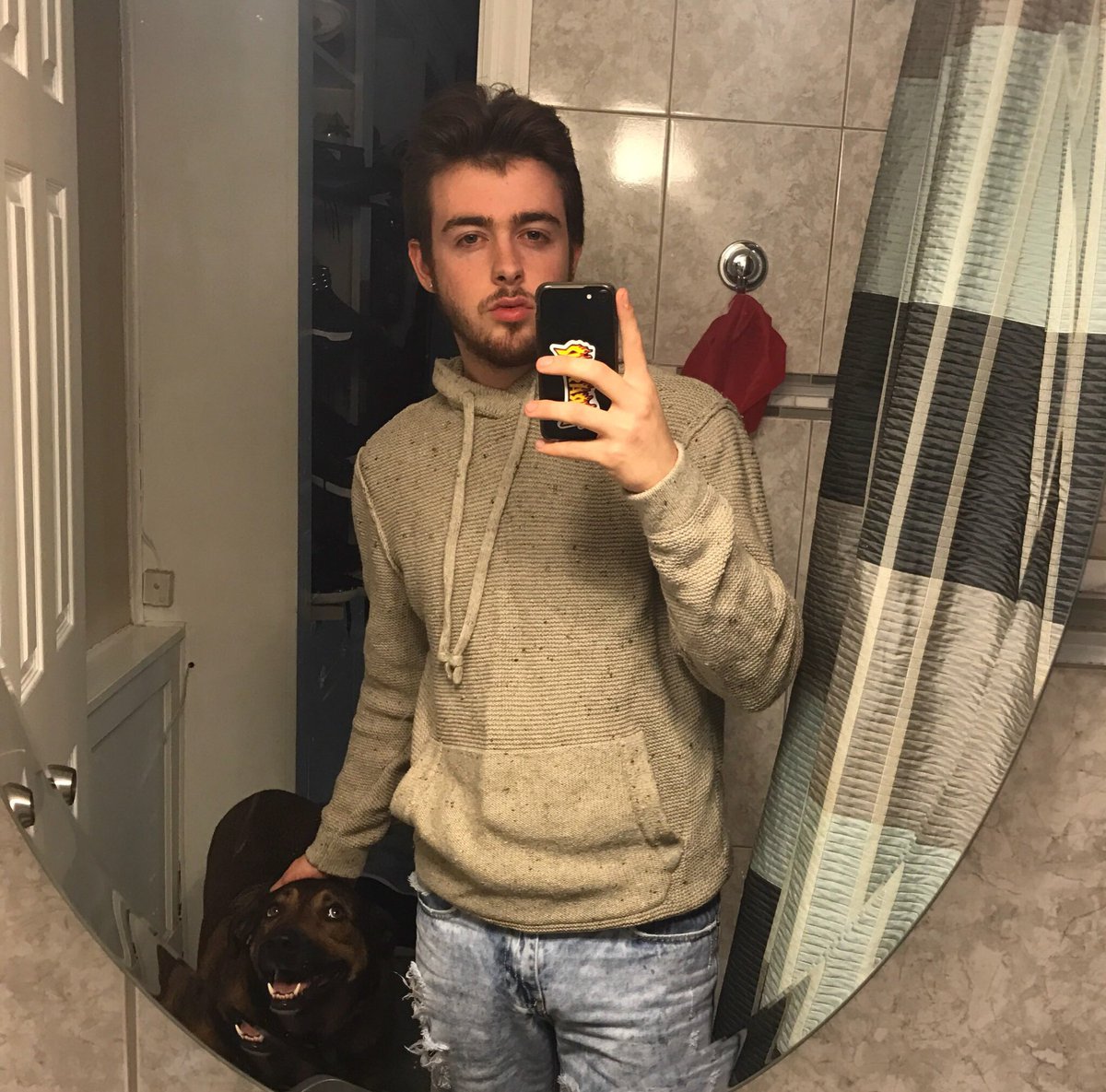 john_odee's tweet photo. I wish someone looked at me the way this dog does 😭 https://t.co/JiCSmLiHqi