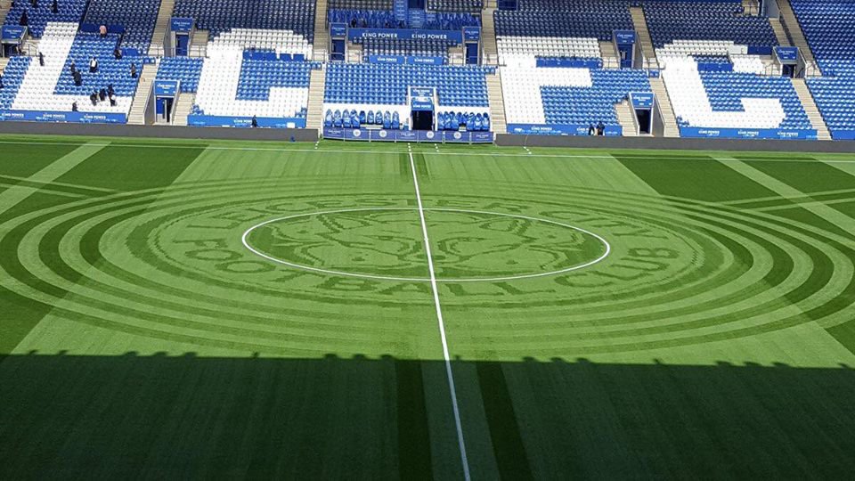 MotivacionesF's tweet photo. El jardinero del Leicester City es todo un campeón 💪 https://t.co/hesDjaqI2m