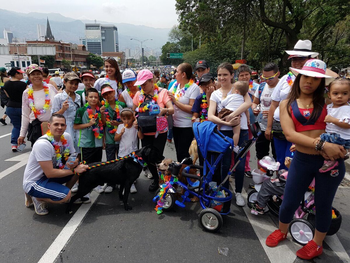 VisionGCobranza's tweet photo. 🐩Felices en la caminata canina!! 🐕 VG cuidando de nuestros peluditos!!🐶 #felicidadVG #peluditos #FeriaDeLasFlores @tierragro @alcaldiademed https://t.co/UHVry25ptU