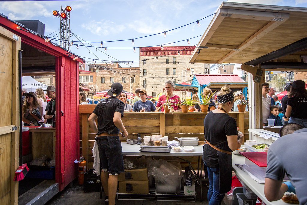 BouffonsMTL's tweet photo. C'est midi à #bouffonsmtl et nos restaurateurs vous attendent.
Venez manger, tout en profitant du beau temps et de l'ambiance. https://t.co/pF1pkyTlGb