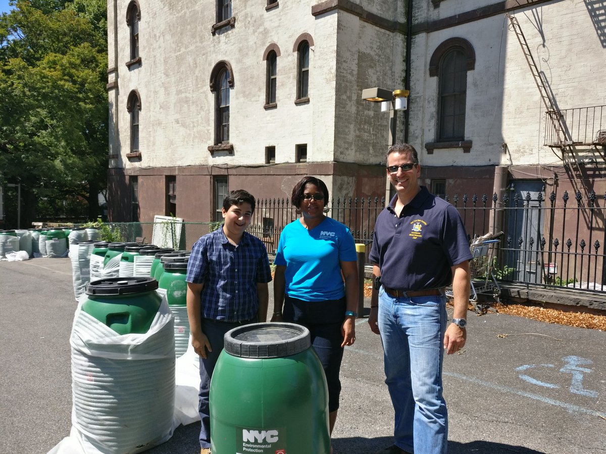 MikeSimanowitz's tweet photo. Big thanks to @NYCWater  and @poppenhuseninst for making our rain barrel give away a success! https://t.co/dI93Ot5tAY