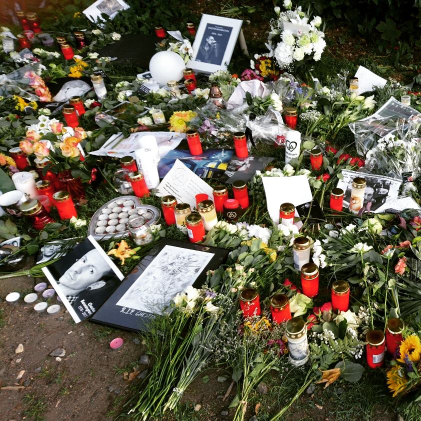 Ashqtara's tweet photo. Ich bin die, die anstatt Blumen oder Kerzen einen Papierkranich an Memorial-Stellen ablegt. #Leipzig #GoodbyeChester https://t.co/zs1A6xW2gK