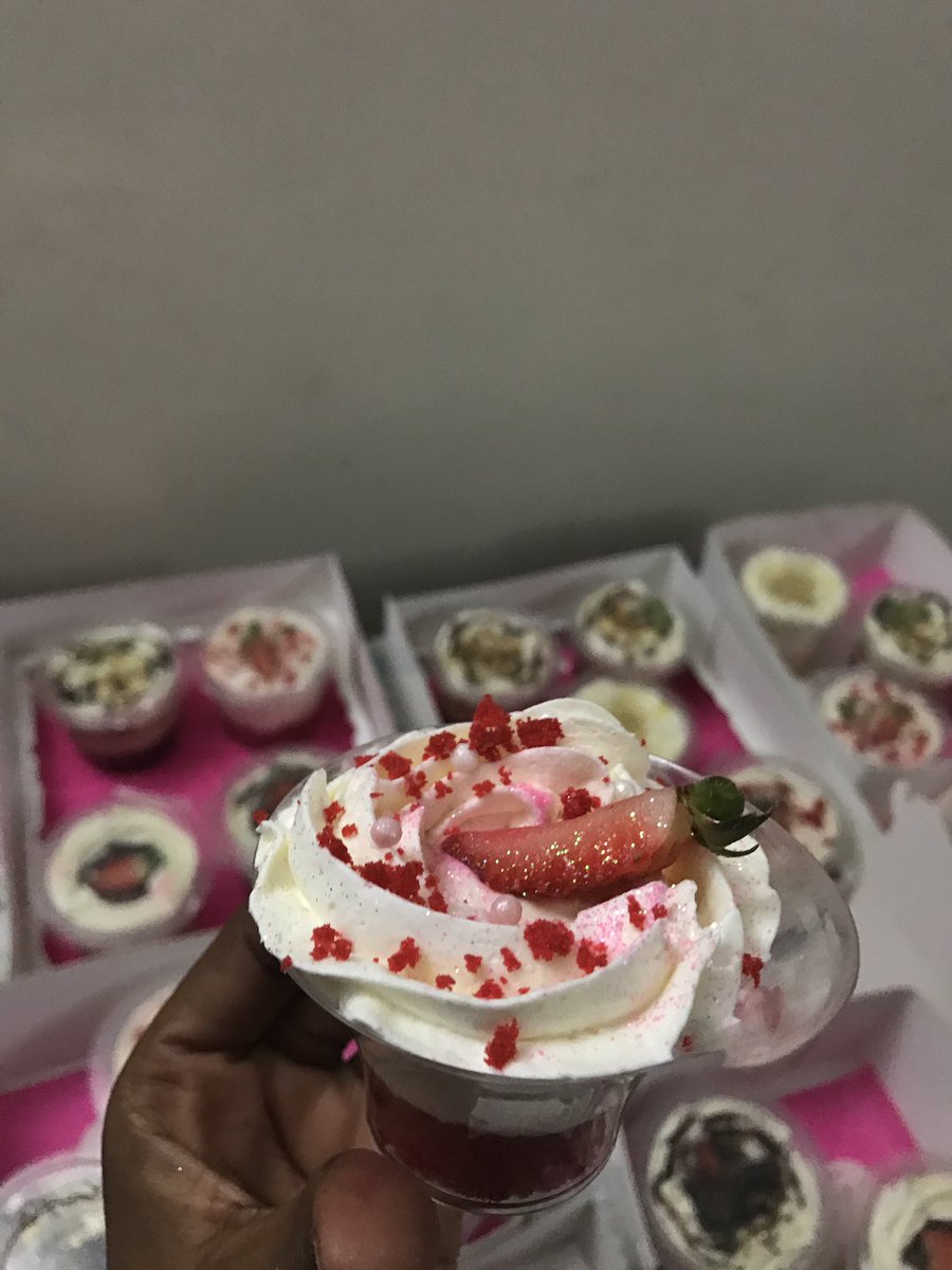 SadieB_'s tweet photo. Mini cheesecakes, maxi cheesecakes... All #CakeVelvet 😋 https://t.co/BdKB1fqOYf