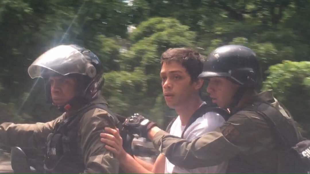 SomosElCafetal's tweet photo. ATENCIÓN: detenido por la GNB en caurimare no se sabe cuál es su nombre difundir https://t.co/s5rZPOmGnC