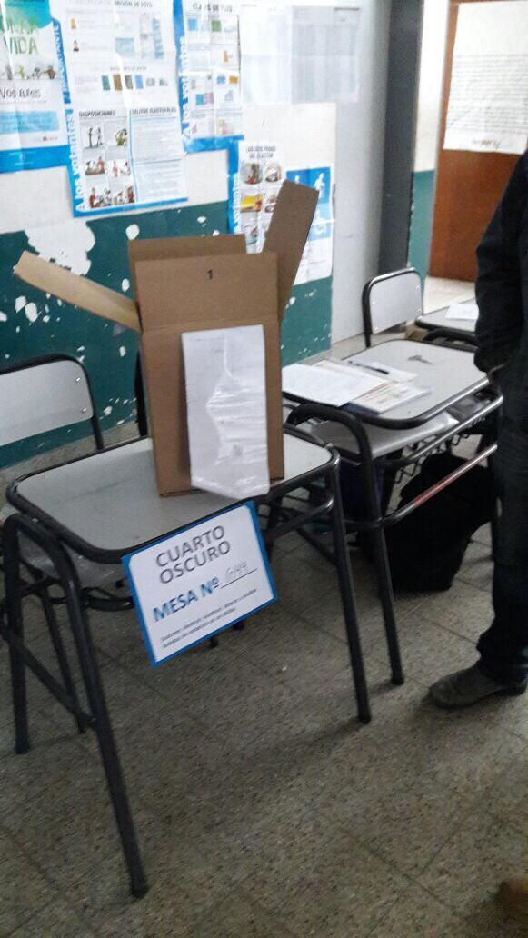 nachitomorris's tweet photo. Al = q en Venezuela, hoy en #SanLuis se lleva adelante adelante una elección trucha.Sin listas ni fiscales y urnas abiertas.Basta de feudos! https://t.co/4WPG4Cp4da